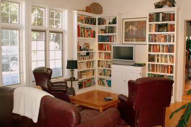 Idée de décoration pour un salon tradition de taille moyenne et ouvert avec une bibliothèque ou un coin lecture, un mur blanc, parquet clair, aucune cheminée, un téléviseur indépendant et un sol beige.