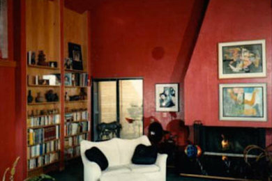 Modelo de salón clásico renovado con paredes rojas y moqueta