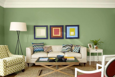Mittelgroßes, Repräsentatives, Offenes Klassisches Wohnzimmer ohne Kamin mit grüner Wandfarbe und dunklem Holzboden in San Diego