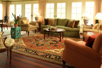 Ejemplo de salón abierto tradicional de tamaño medio sin chimenea con paredes beige, suelo de madera en tonos medios y suelo marrón