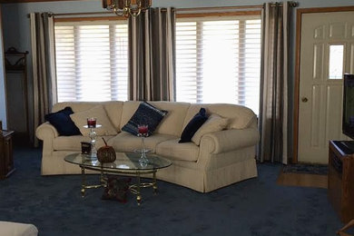 シーダーラピッズにある高級な中くらいなトラディショナルスタイルのおしゃれなリビング (青い壁、カーペット敷き、暖炉なし、テレビなし、青い床) の写真