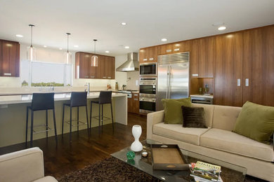 Mittelgroßes, Offenes Retro Wohnzimmer mit weißer Wandfarbe, braunem Holzboden und braunem Boden in Los Angeles