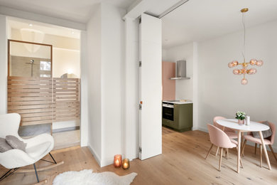 Kleines, Repräsentatives, Offenes Modernes Wohnzimmer ohne Kamin mit weißer Wandfarbe und hellem Holzboden in München
