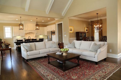 Immagine di un soggiorno classico di medie dimensioni e aperto con sala formale, pareti beige e parquet scuro