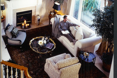 Repräsentatives, Fernseherloses, Offenes, Mittelgroßes Klassisches Wohnzimmer mit beiger Wandfarbe, Teppichboden, Kamin und Kaminumrandung aus Holz in Seattle