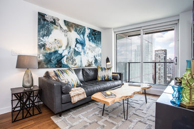 Kleines Modernes Wohnzimmer mit weißer Wandfarbe, Laminat und braunem Boden in Vancouver