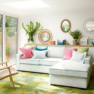 Modernes Wohnzimmer mit weißer Wandfarbe und grünem Boden in London