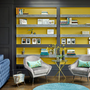 Foto di un grande soggiorno tradizionale aperto con libreria, pareti nere e parquet scuro