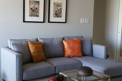 バンクーバーにある中くらいなコンテンポラリースタイルのおしゃれなLDK (ベージュの壁、濃色無垢フローリング、据え置き型テレビ、暖炉なし、白い床) の写真