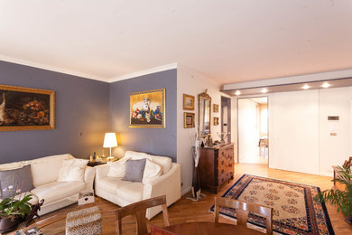 На фото: открытая гостиная комната среднего размера в современном стиле с паркетным полом среднего тона с