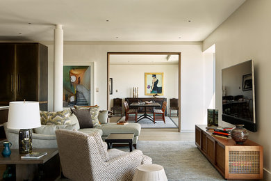 Diseño de salón abierto tradicional renovado con paredes blancas, suelo de madera en tonos medios, televisor colgado en la pared y suelo marrón