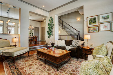 Fernseherloses Klassisches Wohnzimmer mit beiger Wandfarbe und braunem Holzboden in Houston