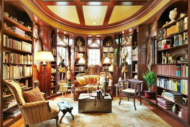 Пример оригинального дизайна: гостиная комната в классическом стиле с с книжными шкафами и полками без телевизора