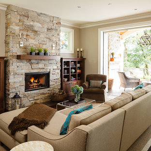 Idee per un soggiorno classico di medie dimensioni e aperto con pareti beige, cornice del camino in pietra, camino lineare Ribbon, sala formale, parquet scuro, nessuna TV e pavimento marrone