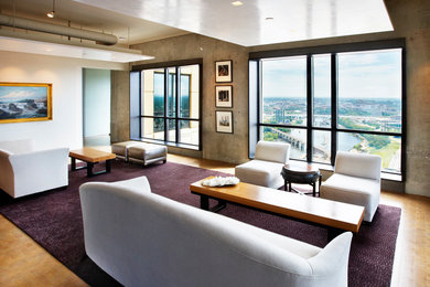 Стильный дизайн: двухуровневая гостиная комната среднего размера в стиле модернизм с серыми стенами и светлым паркетным полом - последний тренд