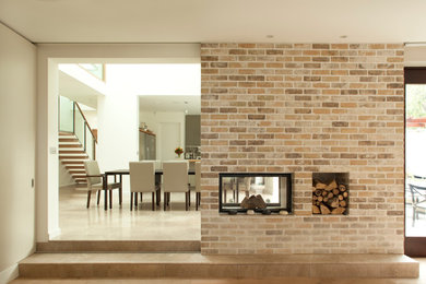 Cette photo montre un grand salon tendance ouvert avec un mur blanc, un sol en marbre et une cheminée double-face.