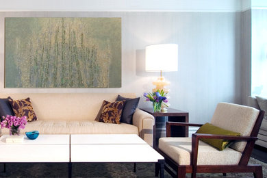 На фото: большая открытая гостиная комната в стиле модернизм с с книжными шкафами и полками, серыми стенами, темным паркетным полом и стандартным камином с