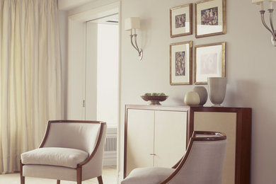 Imagen de salón para visitas cerrado clásico renovado de tamaño medio sin televisor con paredes blancas y suelo de madera clara