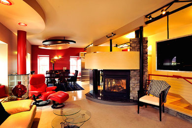 Diseño de salón abierto actual grande con paredes beige, moqueta, chimenea de doble cara, marco de chimenea de metal y televisor colgado en la pared