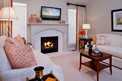 Imagen de salón abierto clásico renovado pequeño con paredes beige, moqueta, todas las chimeneas, marco de chimenea de piedra y televisor colgado en la pared