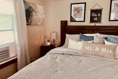 Bedroom - country bedroom idea in New York