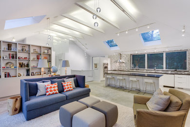 Foto di un soggiorno design di medie dimensioni e aperto con pareti bianche e pavimento in cemento