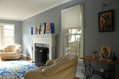 Источник вдохновения для домашнего уюта: парадная, открытая гостиная комната среднего размера в стиле ретро с серыми стенами, темным паркетным полом и стандартным камином