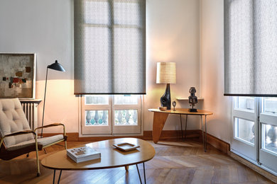 Living room - mid-century modern living room idea in New York