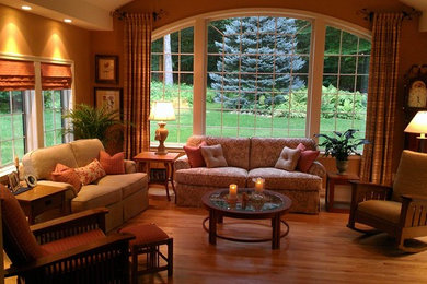 Ejemplo de salón para visitas abierto de tamaño medio con paredes marrones y suelo de madera clara