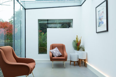 Modernes Wohnzimmer in Sussex