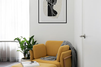 Immagine di un soggiorno minimal di medie dimensioni con pareti bianche, moquette e pavimento grigio