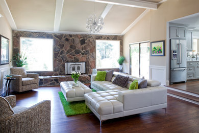 Imagen de salón para visitas cerrado vintage grande sin televisor con paredes beige, estufa de leña, marco de chimenea de metal, suelo marrón y suelo de madera oscura