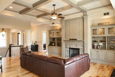 Example of a classic living room design in Cincinnati