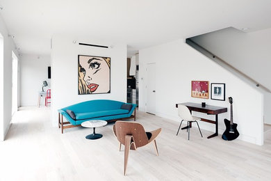Mittelgroßes, Offenes Modernes Wohnzimmer mit weißer Wandfarbe und hellem Holzboden in Houston