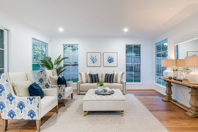 Repräsentatives, Abgetrenntes, Mittelgroßes Maritimes Wohnzimmer mit weißer Wandfarbe, braunem Boden und hellem Holzboden in Brisbane