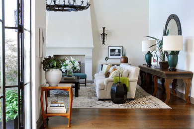 Example of a classic living room design in San Francisco