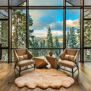 Bild på ett stort rustikt allrum med öppen planlösning, med ett finrum, beige väggar och mörkt trägolv