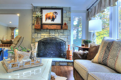 Foto di un soggiorno chic di medie dimensioni e aperto con pareti beige e pavimento in legno massello medio