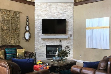 ダラスにある中くらいなラスティックスタイルのおしゃれなリビング (茶色い壁、カーペット敷き、コーナー設置型暖炉、石材の暖炉まわり、壁掛け型テレビ、茶色い床) の写真