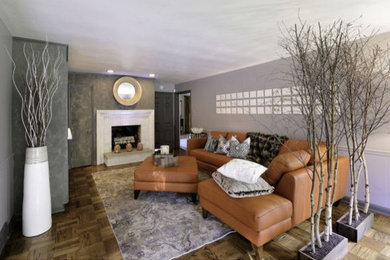 Exempel på ett mellanstort rustikt separat vardagsrum, med ett finrum, grå väggar, mellanmörkt trägolv, en standard öppen spis och en spiselkrans i tegelsten