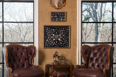 ダラスにある高級な巨大なラスティックスタイルのおしゃれなリビング (ベージュの壁、濃色無垢フローリング、標準型暖炉、石材の暖炉まわり、壁掛け型テレビ) の写真