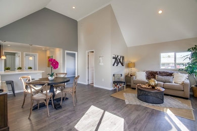 Kleines, Offenes Eklektisches Wohnzimmer ohne Kamin mit grauer Wandfarbe und Laminat in San Diego
