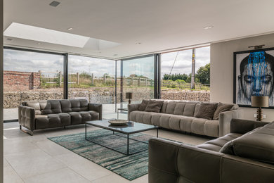 Idee per un grande soggiorno minimal aperto con pareti grigie, pavimento in gres porcellanato e pavimento grigio