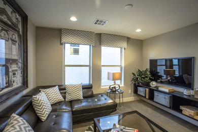 На фото: парадная, изолированная гостиная комната среднего размера в стиле фьюжн с бежевыми стенами, телевизором на стене и ковровым покрытием с