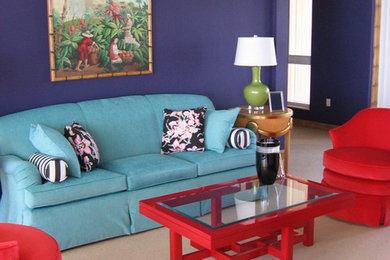 マイアミにある高級な広いコンテンポラリースタイルのおしゃれな独立型リビング (紫の壁、カーペット敷き) の写真