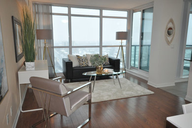 Example of a trendy living room design in Toronto