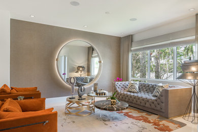Modelo de salón para visitas abierto clásico renovado grande con paredes multicolor, suelo de mármol y suelo beige