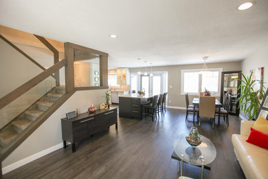 Offenes Modernes Wohnzimmer mit beiger Wandfarbe, Vinylboden und braunem Boden in Edmonton
