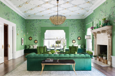 Источник вдохновения для домашнего уюта: парадная, изолированная гостиная комната в стиле неоклассика (современная классика) с зелеными стенами, темным паркетным полом, стандартным камином и коричневым полом