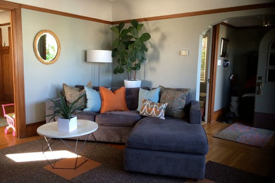 Свежая идея для дизайна: изолированная гостиная комната среднего размера в современном стиле с зелеными стенами и паркетным полом среднего тона без телевизора - отличное фото интерьера